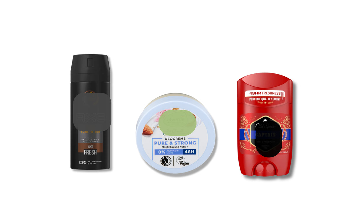 Flatlay auf Leinen: Deospray, Deostick und Naturdeo ohne Marken, daran handgeschriebene Zettel „hielt bis mittags“ und „hat gebrannt“. Daneben der Tiegel Pure Verde mit Zettel „bis abends frisch“.