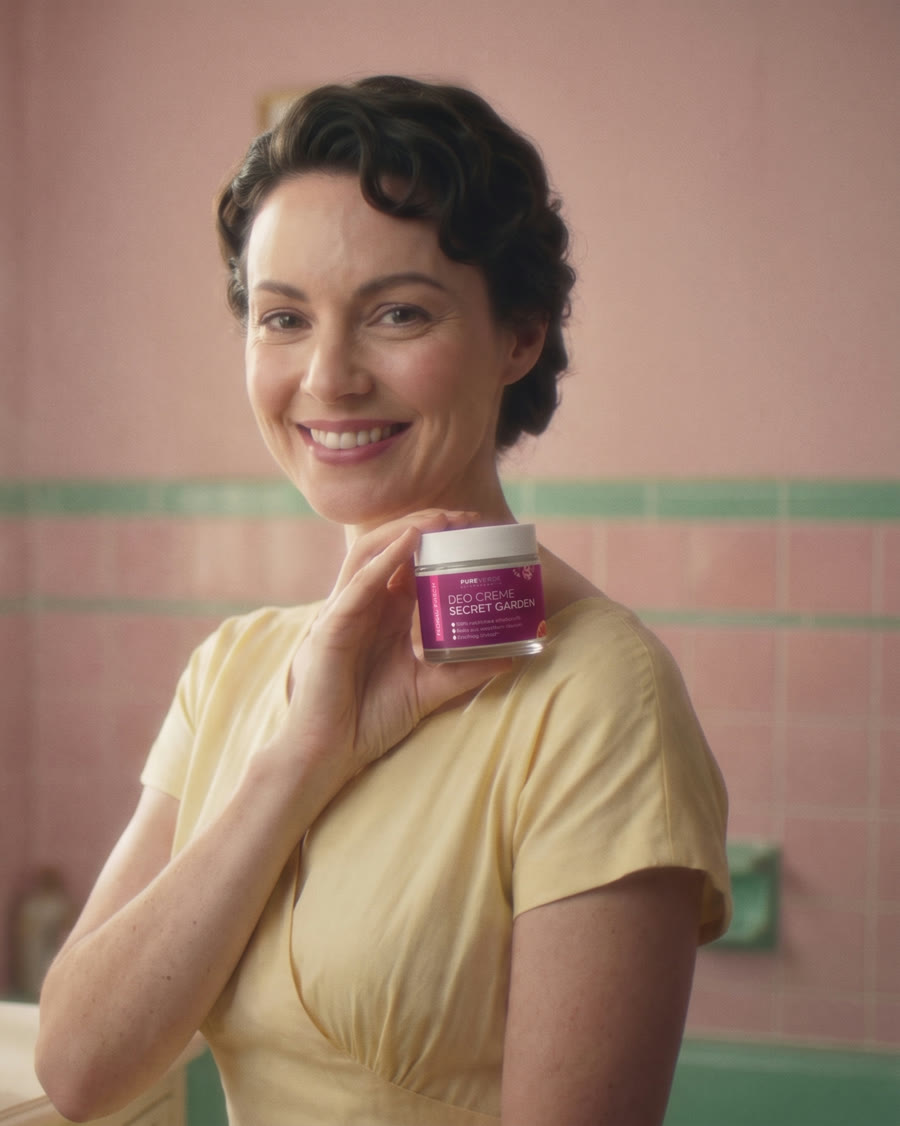 Frau im 50er-Jahre-Badezimmer zeigt die Pure Verde Deo Creme